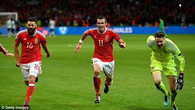 Joe Ledley và đồng đội ăn mừng.